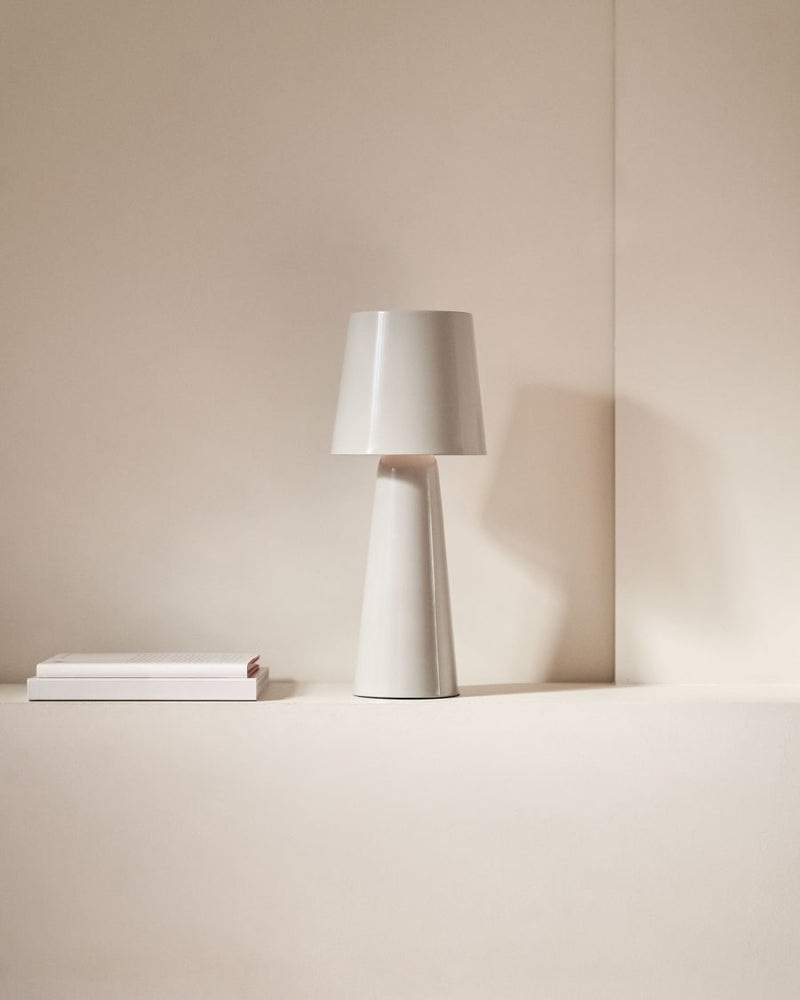 Lampe de table petit format Arenys — en métal peint gris prise
