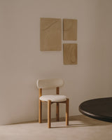 Chaise Nebai en bouclette blanche et structure en bois de chêne avec finition naturelle