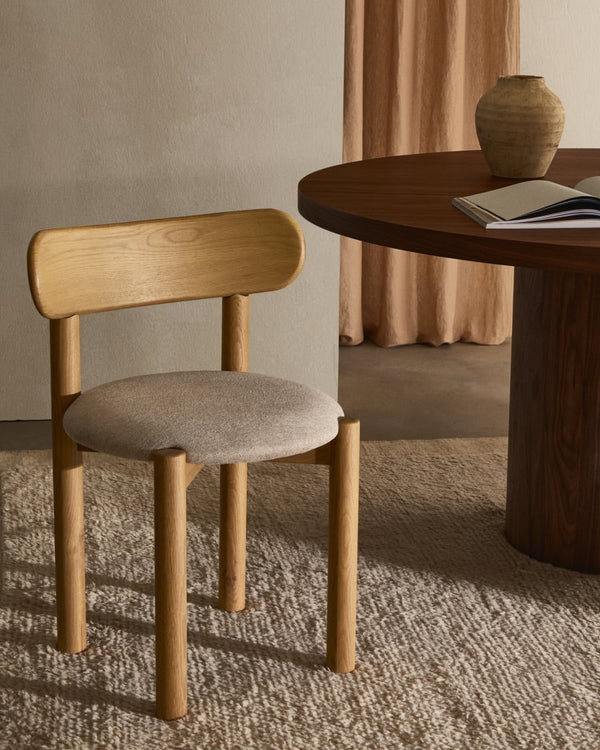 Chaise Nebai — en tissu chenille beige et structure en bois de chêne avec finition naturelle