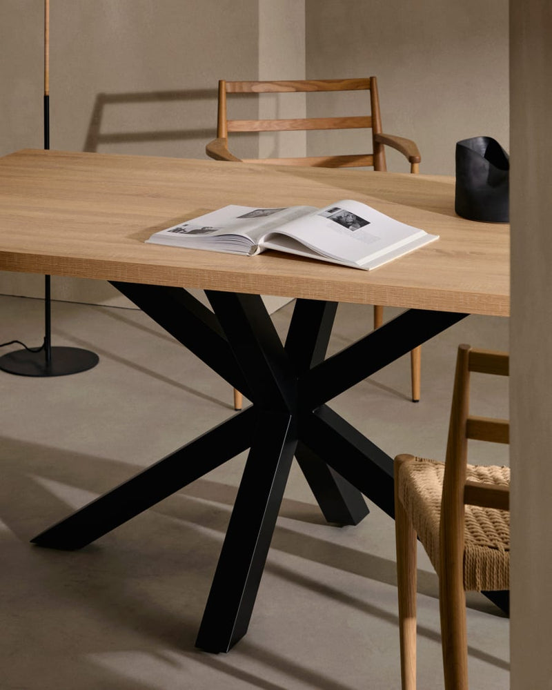 Table Argo — en mélaminé finition naturelle et pieds en acier finition noire 180 x 100 cm