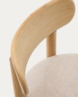 Chaise Nebai — en tissu chenille beige et structure en bois de chêne avec finition naturelle