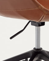 Chaise de bureau Tissiana — en cuir synthétique marron et aluminium avec finition noire mate