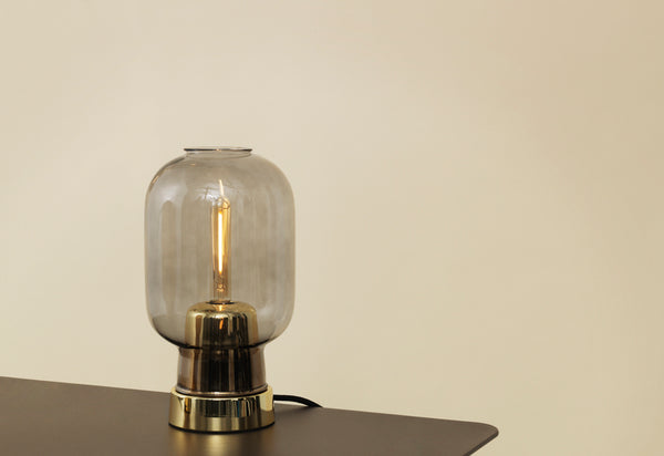 Lampe de table AMP en laiton — Fumé/Laiton